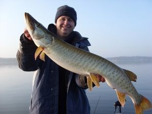 pewaukee lake wisconsin fishing guide service
